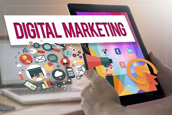 Qui est-ce qui peut m'aider dans ma stratégie de marketing digital ?